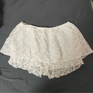 Elegant White Lace Shorts